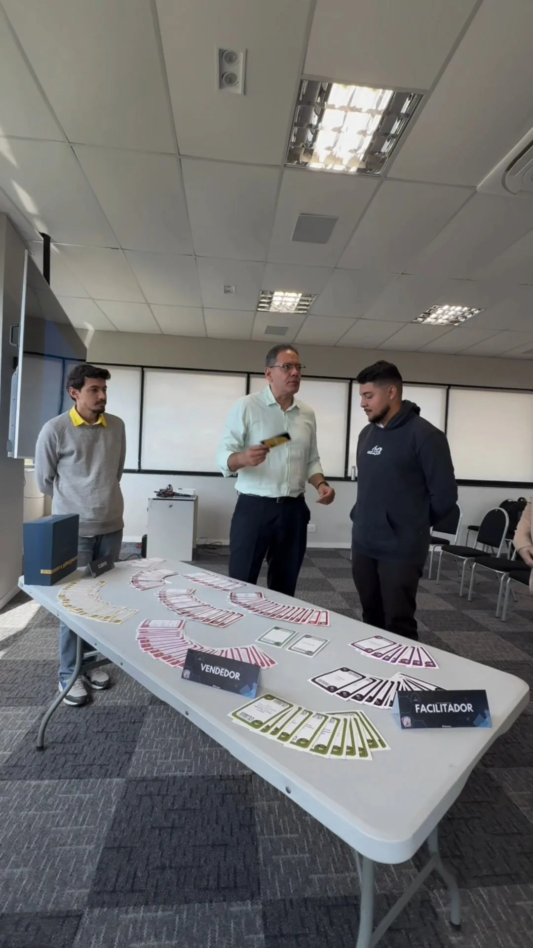 Robinson Abbade conduzindo atividade prática com a equipe de vendas