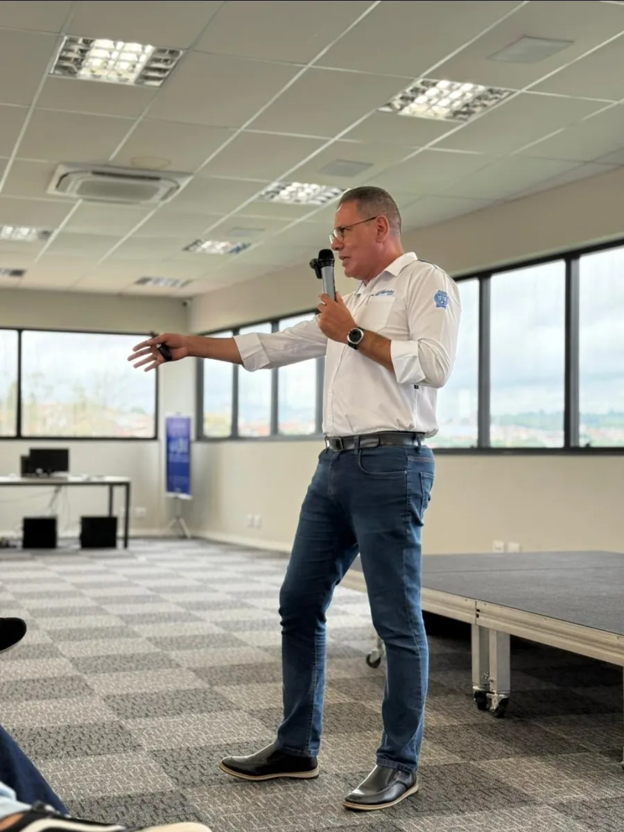 Robinson Abbade conduzindo um treinamento e falando ao microfone